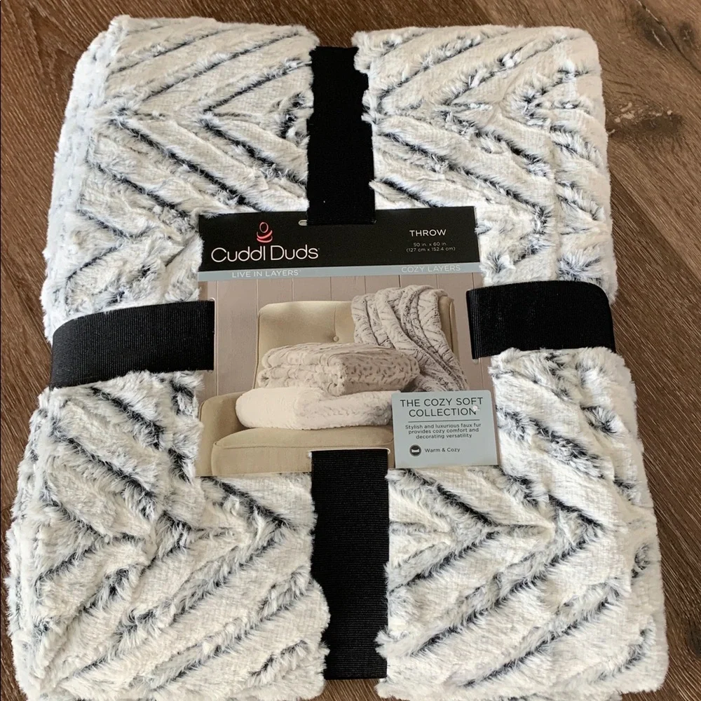 CUDDL DUDS Cozy Soft Sculpted Faux Fur Throw Gray White 50" X 60" New! - Picture 4 of 4